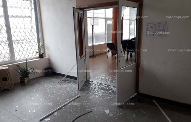 Докато Момчилград скърбеше за убитата Дамла бизнесменът Юскан побесня! Псува кмета, плю в лицето на общинарите и чупи наред (СНИМКИ)