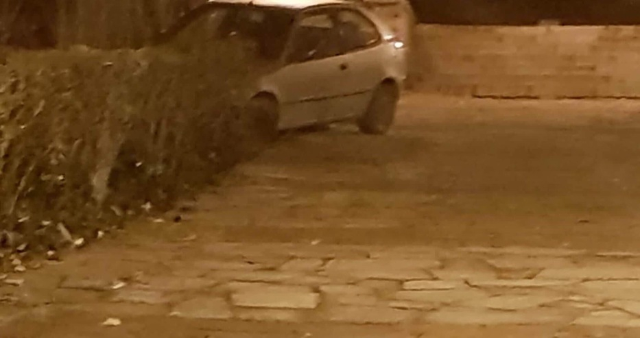 Кола се изкачи на тепе в Пловдив нощес, срина се по стълбите, а шофьорът изчезна (СНИМКИ)