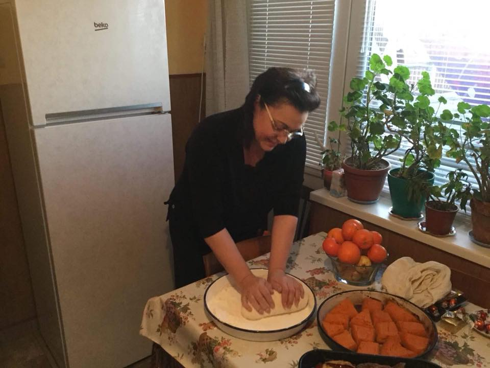 Първо в БЛИЦ! Нинова показа уникални СНИМКИ! Запретнала ръкави и с усмивка тя…