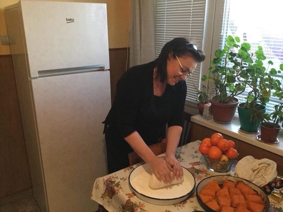 Първо в БЛИЦ! Нинова показа уникални СНИМКИ! Запретнала ръкави и с усмивка тя…