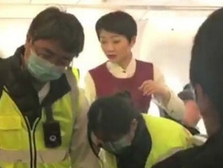 С пътничките на Air China се случват страхотии! В една се всели демон, сърцето на друга спря по време на полет (СНИМКИ/ВИДЕО)