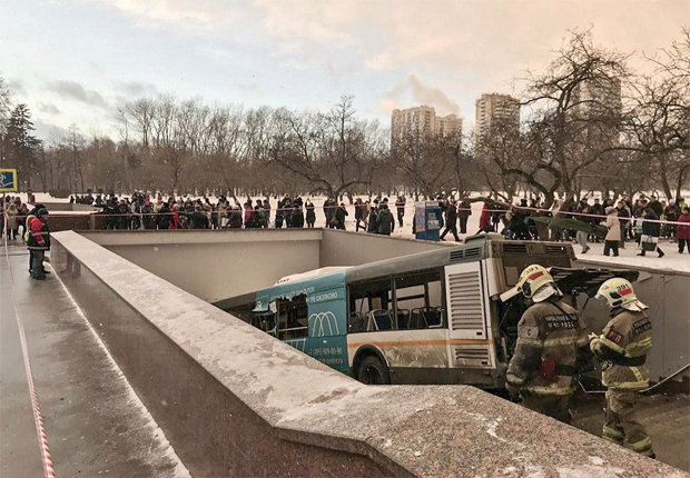 ВИДЕО (18+) показа кървавият момент, в който московският автобус гази наред десетки хора (СНИМКИ)