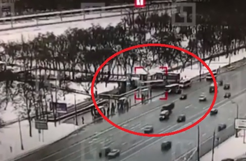 ВИДЕО (18+) показа кървавият момент, в който московският автобус гази наред десетки хора (СНИМКИ)