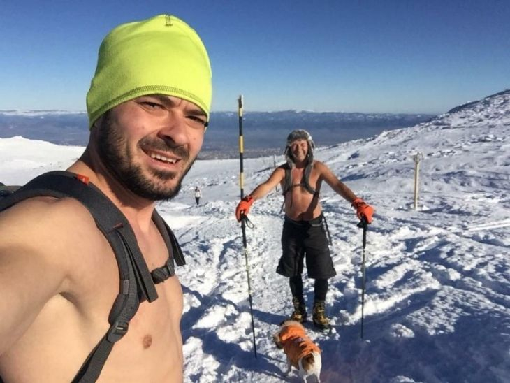 Голи до кръста скиори смаяха Пампорово, кучето им обаче... (СНИМКИ)