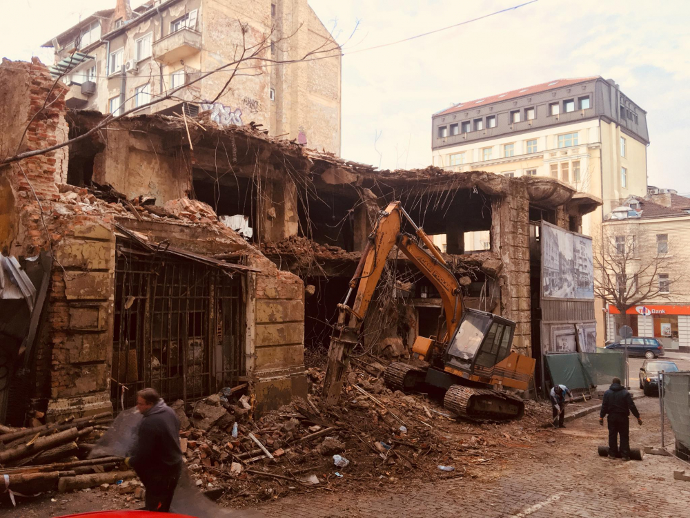 СНИМКИ показаха какъв ужас се е разиграл на пъпа на София: Къщата на министъра и премиер на България Рачо Петров за малко да...