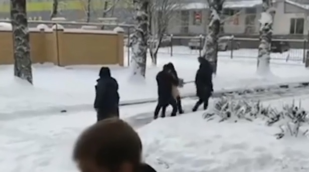 Неудачна шега или жестоко отмъщение - вижте това ВИДЕО, в което ученик си играе със смъртта