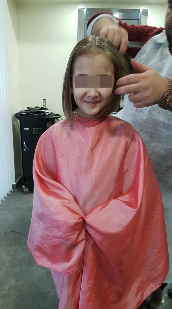 Малката Михаела отряза 30 см от косата си, за да...
