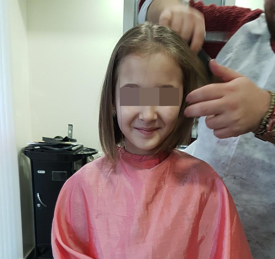 Малката Михаела отряза 30 см от косата си, за да...