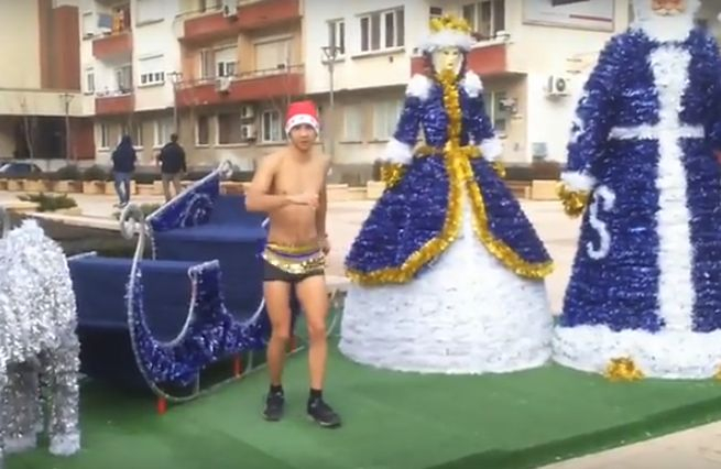 Ямболски пишлигар остана по боксерки на пъпа на града, качи се на шейната на Дядо Коледа и направи голяма простотия (ШОКИРАЩИ КАДРИ)