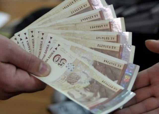 От днес минималната заплата се вдига, а от следващата година може да скочи до...