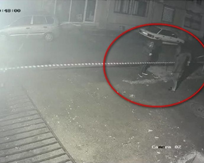 Що за купон навръх Нова година? Вижте какво правиха тези младежи в центъра на Бургас (СНИМКИ)