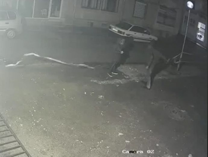 Що за купон навръх Нова година? Вижте какво правиха тези младежи в центъра на Бургас (СНИМКИ)