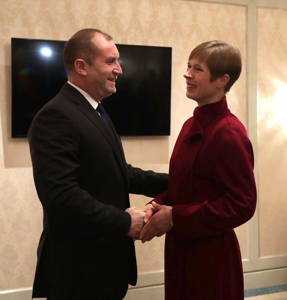 Деси Радева събра погледите със стилен тоалет на Новогодишния концерт на Виенската филхармония (СНИМКИ)