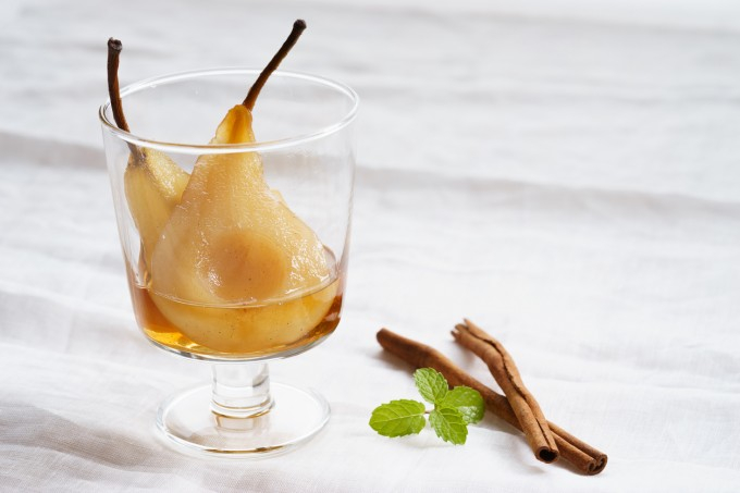 Как да си приготвим ароматен десерт с карамелизирани круши и ванилов сироп