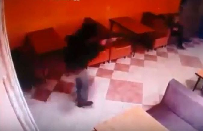 Двама маскирани влязоха в кафене и убиха трима души като във филм на Тарантино (ВИДЕО 18+)