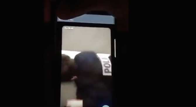 Зверство! Младежи пребиха брутално полицайка във Франция (ВИДЕО 18+)