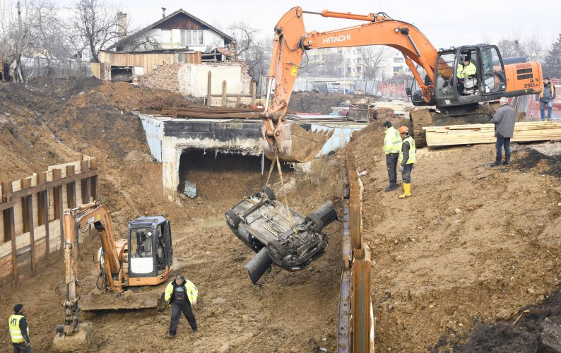 Жена сътвори невиждана глупост, падайки  в 10-метров изкоп на метрото в "Овча купел" (СНИМКИ)