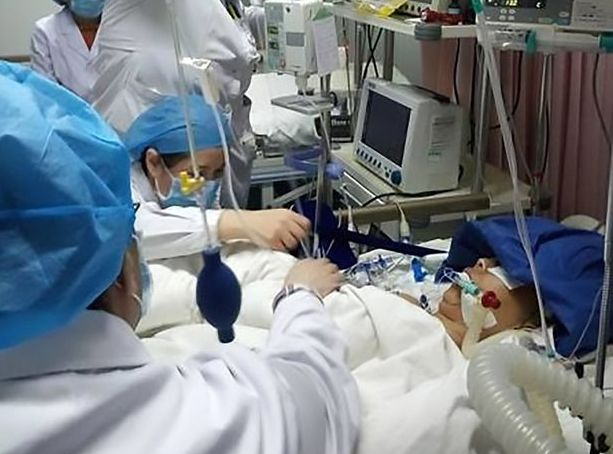 Лекарка припадна пред пациент и по-късно почина след като работила 18 часа без прекъсване (СНИМКИ)