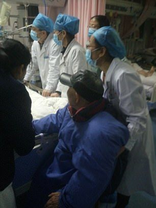 Лекарка припадна пред пациент и по-късно почина след като работила 18 часа без прекъсване (СНИМКИ)