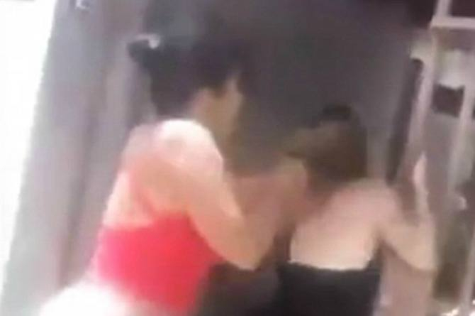 Измамена съпруга съблече бременната любовница на мъжа си и стъпка стомаха й с високите си токчета (СНИМКИ/ВИДЕО 18+)
