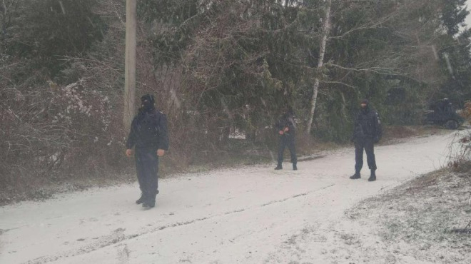 Ексклузивно в БЛИЦ: Спецакция във вилна зона край Нови Искър, жандармерия дири мъж в околностите на Луково! (СНИМКИ/КАРТА) 