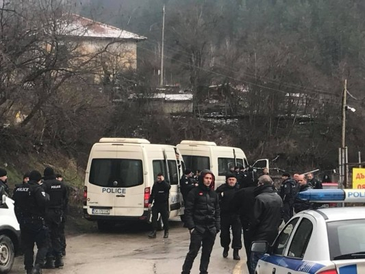 В Сандански почерня от полиция заради опасните престъпници, духнали от софийския пандиз!