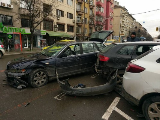Зрелищна катастрофа в центъра на София, хвърчат ламарини, скърцат спирачки