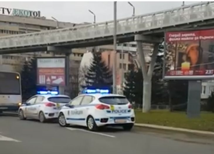 Две патрулки блокираха автобус в Бургас, изнасят жена на носилка от него!