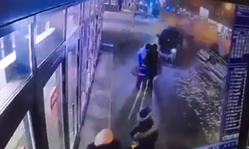 Вижте как две жени и дете избегнаха смъртта по чудо! (ВИДЕО)
