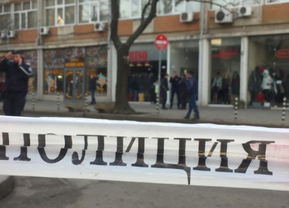 Първи СНИМКИ и ВИДЕО от екшъна с въоръжен мъж на столичната улица "Алабин"
