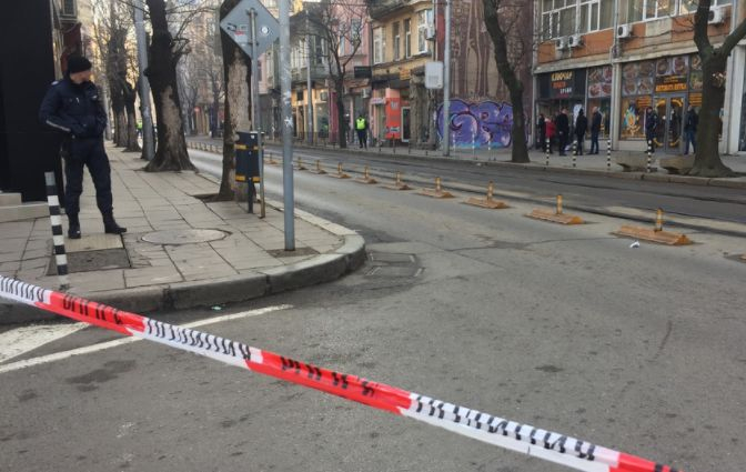 Първи СНИМКИ и ВИДЕО от екшъна с въоръжен мъж на столичната улица "Алабин"
