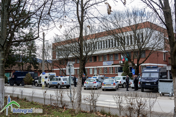 В Ботевград почерня от полиция и жандармерия заради Горския човек (СНИМКИ)