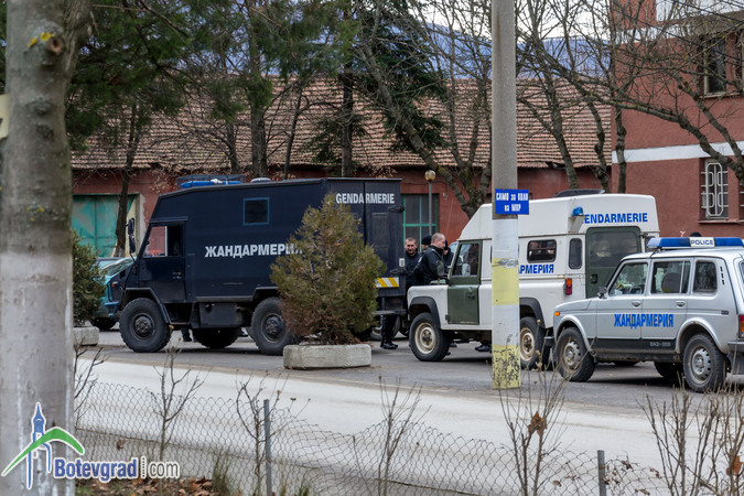 В Ботевград почерня от полиция и жандармерия заради Горския човек (СНИМКИ)