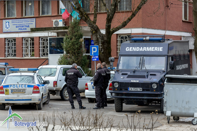 В Ботевград почерня от полиция и жандармерия заради Горския човек (СНИМКИ)