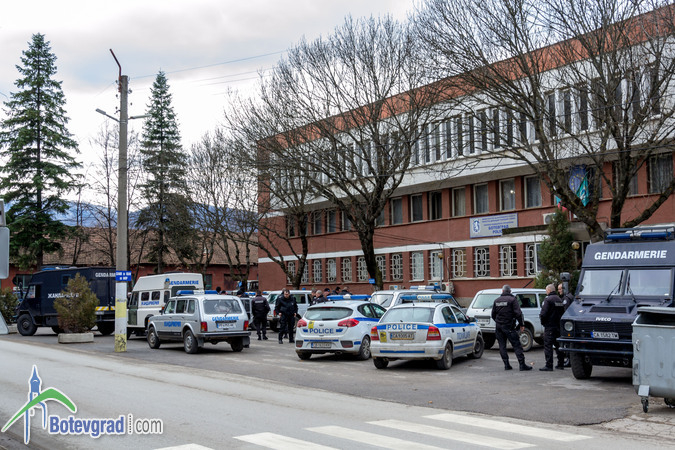 В Ботевград почерня от полиция и жандармерия заради Горския човек (СНИМКИ)