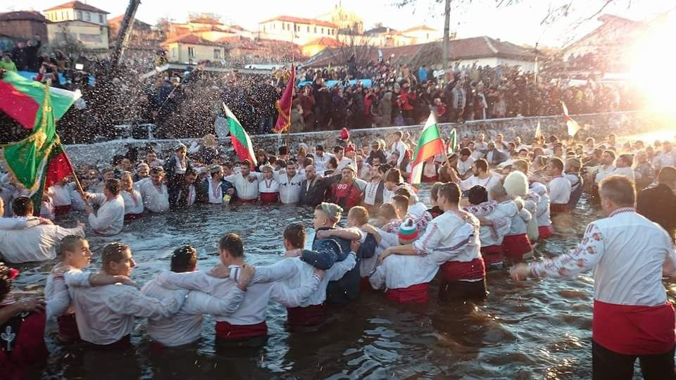 Бой на мъжкото хоро в Калофер (СНИМКИ)