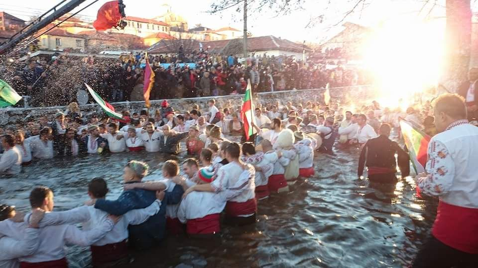 Бой на мъжкото хоро в Калофер (СНИМКИ)
