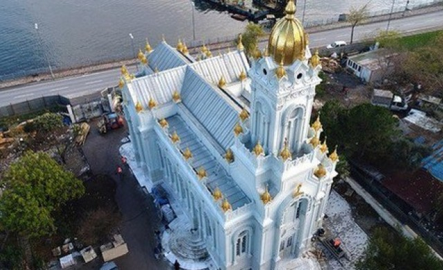 Красотата на желязната църква "Св. Стефан" в Истанбул, събрана в няколко СНИМКИ
