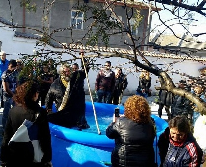 Пълна пародия! Поп върна мераклиите за Кръста да си донесат кръщелното, запретна расото и сам се хвърли за Светото Разпятие