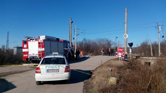 Страховити СНИМКИ показват какво остана от колата, пометена на жп прелез в Лесичери