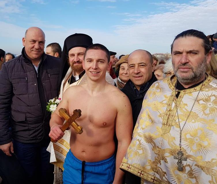Гурбетчията Николай пропътува хиляди километри до родното Поморие, за да се хвърли в ледените води на Богоявление и ето какво се случи (СНИМКИ/ВИДЕО)