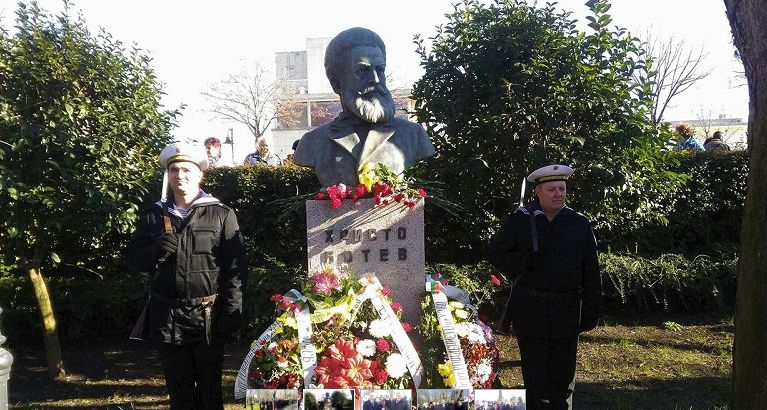 Млади азиатки шашнаха бургазлии, събрали се да почетат Ботев (СНИМКИ)