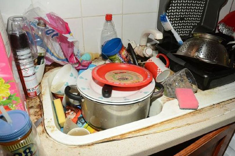 Полиция влезе в дом в Ливърпул и не можа да повярва на очите си! В каква гнус живее семейство с 5 деца (СНИМКИ)