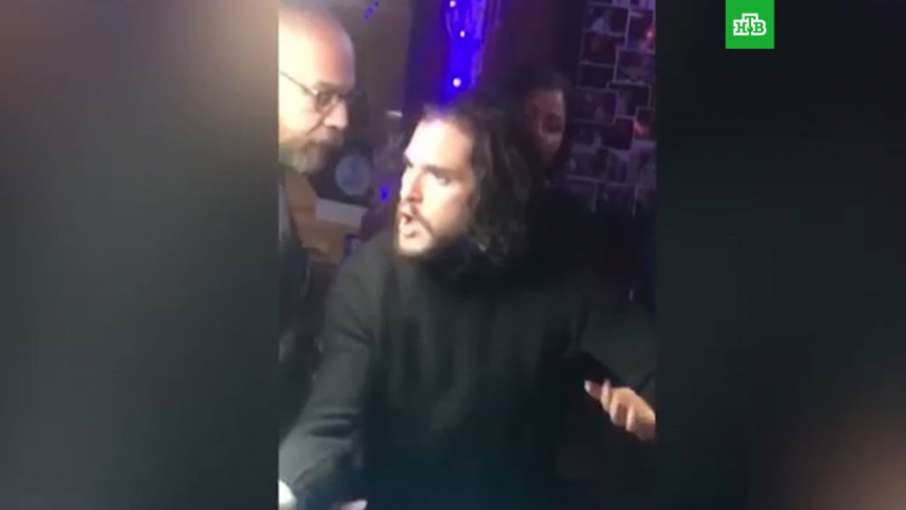 Джон Сноу се напи като кирка и го изхвърлиха от бар (ВИДЕО)