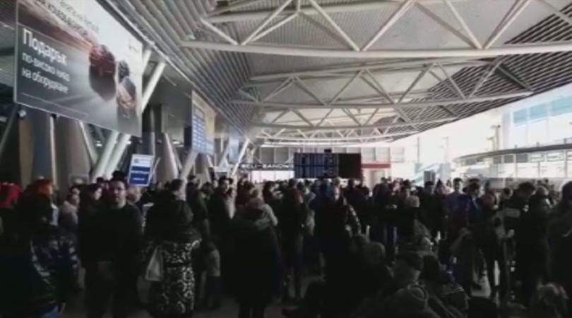Огромни опашки се извиха на столичното летище (СНИМКИ)