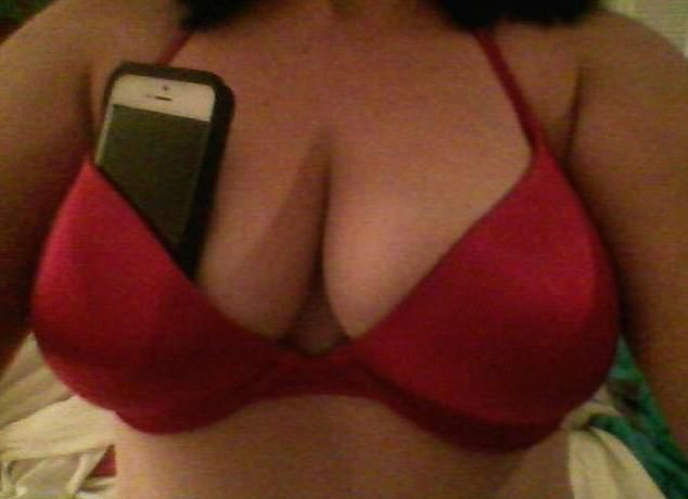 Вижте тези изумителни СНИМКИ 18+ на едрогърди красавици, които задържат различни предмети с пазвите си
