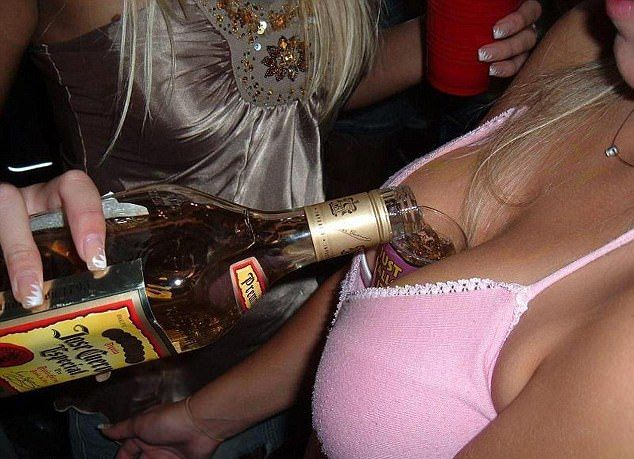 Вижте тези изумителни СНИМКИ 18+ на едрогърди красавици, които задържат различни предмети с пазвите си