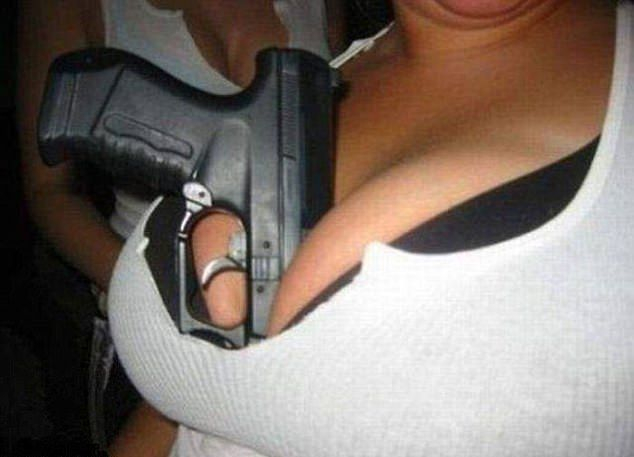 Вижте тези изумителни СНИМКИ 18+ на едрогърди красавици, които задържат различни предмети с пазвите си