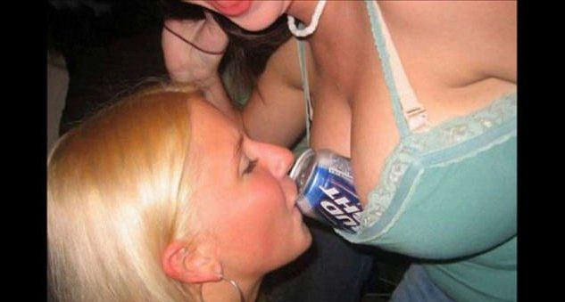 Вижте тези изумителни СНИМКИ 18+ на едрогърди красавици, които задържат различни предмети с пазвите си