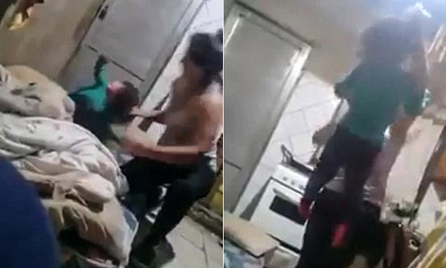 Майка бие и брутално вдига за косата във въздуха собствената си 3-годишна дъщеря, а причината е безумна (СНИМКИ/ВИДЕО 18+)